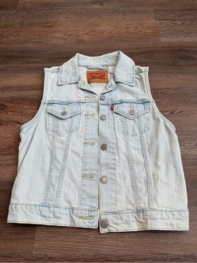Levi’s Denim Trucker Vest Light Wash Size Small Sleeveless Jean Jacket